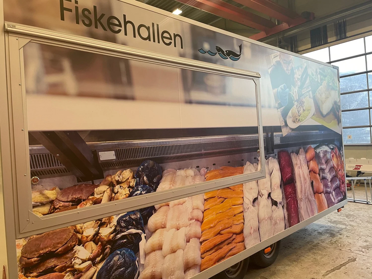 Salgshenger for Fiskehallen i Narvik med heldekkende foliering av sjømat