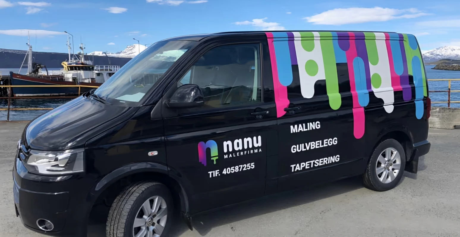 Firmabil for Nanu Malerfirma med fargerik foliering