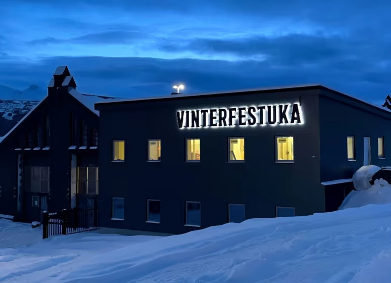 Utfreste aluminiumsbokstaver med indirekte belysning på Vinterfestukas nye lokaler
