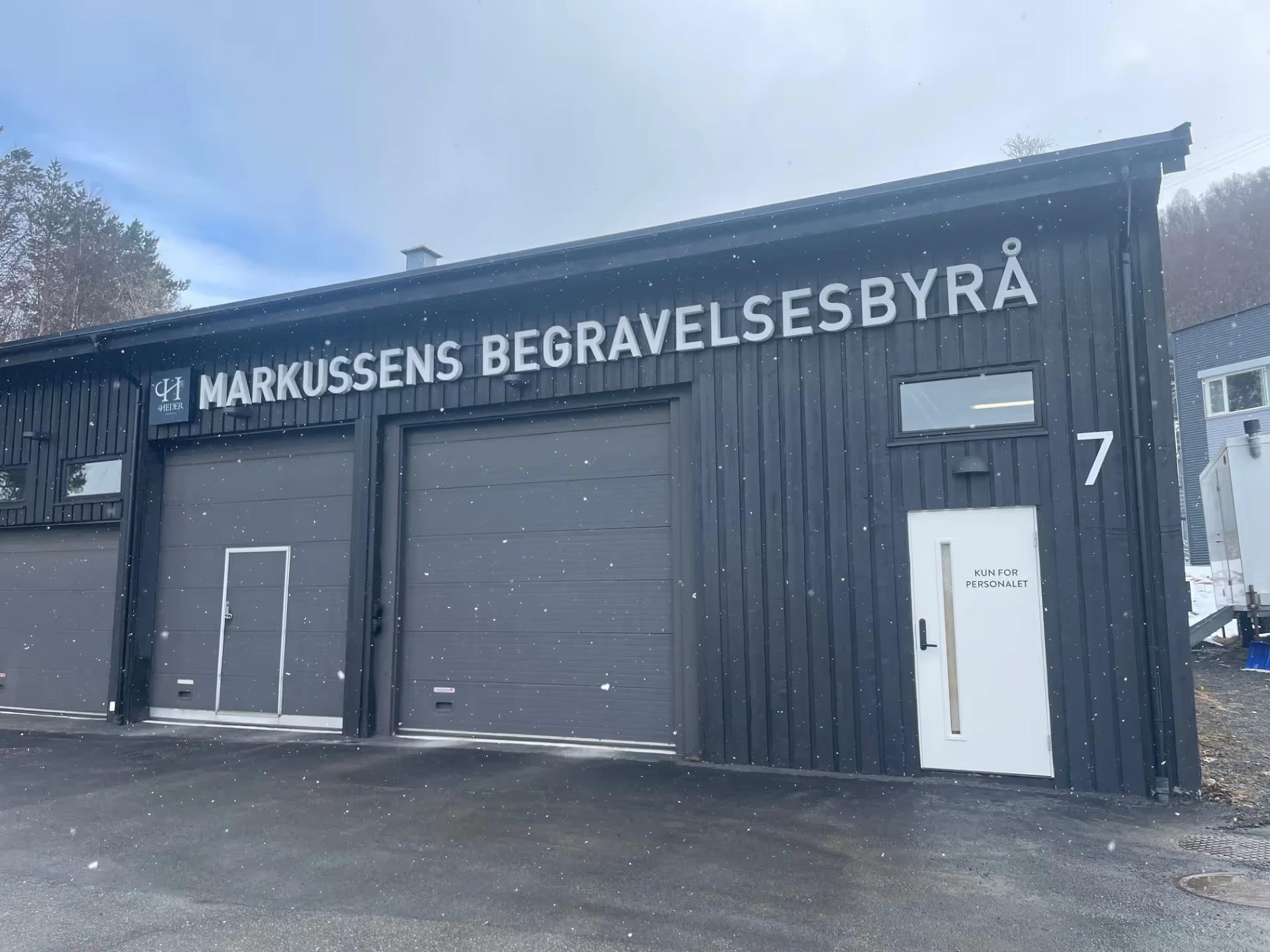 Fasadeskilt på Markussen Begravelsesbyrå