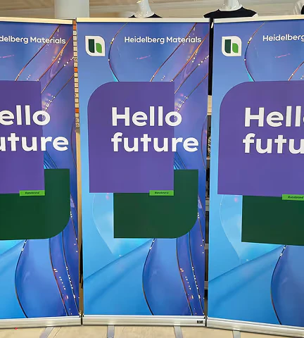 Rolluper for Heidelberg Materials med teksten «Hello future»