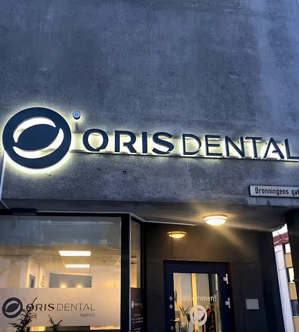 Fasadeskilt med bakbelyst logo og bokstaver for Oris Dental