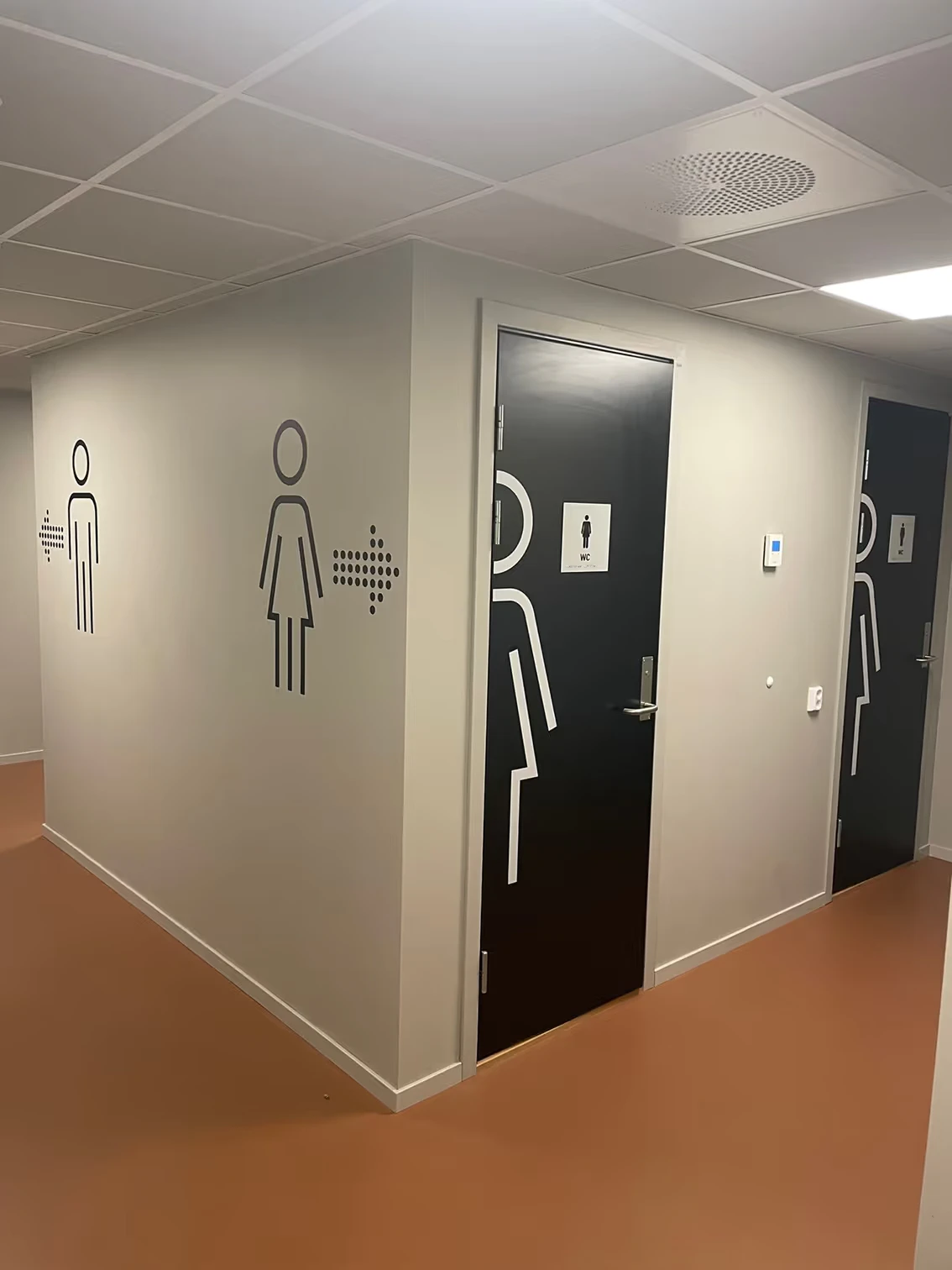 Toalettmerking med foliering av dør og vegg, utført av Rimo Reklame